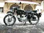 eine Enfield, ein indisches Motorrad mit englischer Kultur vor einem italienischen Hotel auf einer griechischen Insel :-)