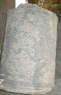 Eine (von vielen) beschrifteten Säulen, wohl aus hellenistischer Zeit.
