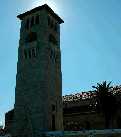 Turm der Evangelismos-Kirche am Mandraki-Hafen mit Sonnenuntergang